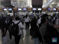 Ramai Banget! Potret Pemudik Padati Bandara Soekarno-Hatta