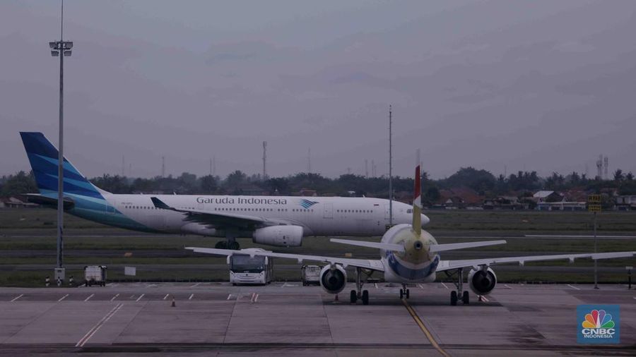 Calon penumpang mengantri check-in tiketin di Terminal 3 Bandara Soetta, Jakarta, Kamis, (28/4/2022). Empat hari jelang hari raya Idul Fitri, Bandara Soekarno Hatta dipadati pemudik sejak pagi. (CNBC Indonesia/Muhammad Sabki)