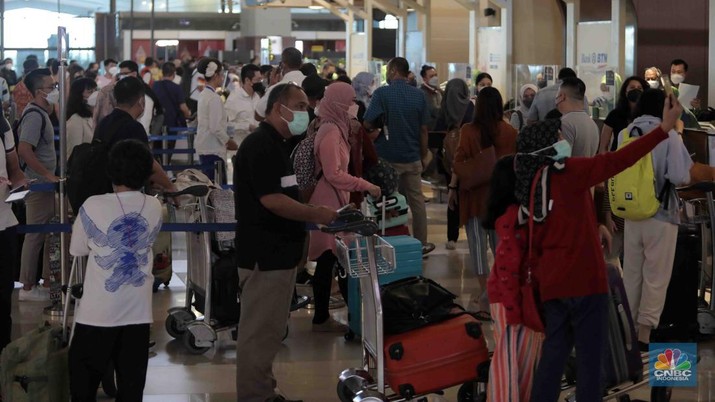Calon penumpang mengantri check-in tiketin di Terminal 3 Bandara Soetta, Jakarta, Kamis, (28/4/2022). Empat hari jelang hari raya Idul Fitri, Bandara Soekarno Hatta dipadati pemudik sejak pagi. (CNBC Indonesia/Muhammad Sabki) Calon penumpang mengantri check-in tiketin di Terminal 3 Bandara Soetta, Jakarta, Kamis, (28/4/2022). Empat hari jelang hari raya Idul Fitri, Bandara Soekarno Hatta dipadati pemudik sejak pagi. (CNBC Indonesia/Muhammad Sabki)