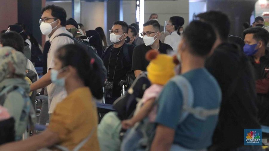 Calon penumpang mengantri check-in tiketin di Terminal 3 Bandara Soetta, Jakarta, Kamis, (28/4/2022). Empat hari jelang hari raya Idul Fitri, Bandara Soekarno Hatta dipadati pemudik sejak pagi. (CNBC Indonesia/Muhammad Sabki)