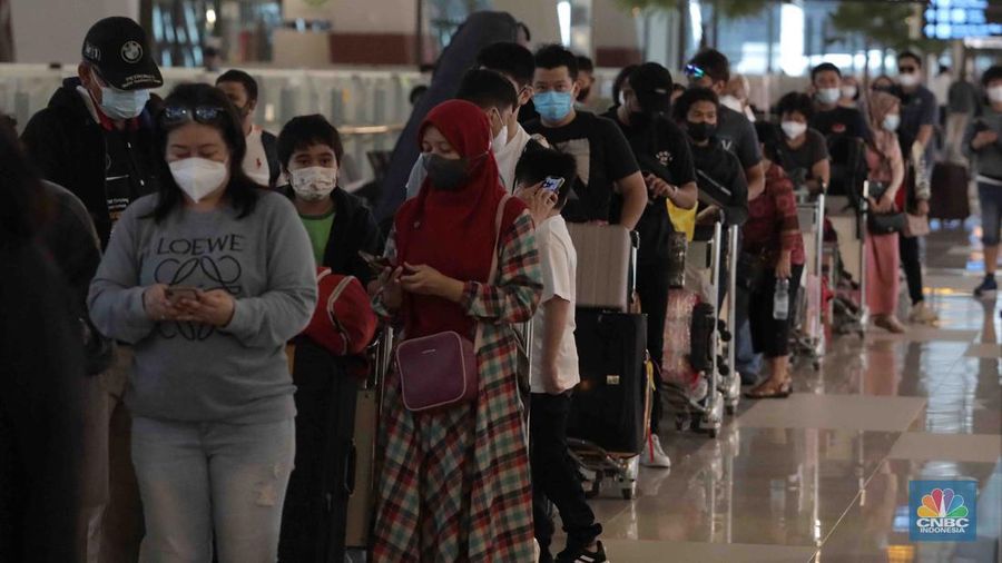Calon penumpang mengantri check-in tiketin di Terminal 3 Bandara Soetta, Jakarta, Kamis, (28/4/2022). Empat hari jelang hari raya Idul Fitri, Bandara Soekarno Hatta dipadati pemudik sejak pagi. (CNBC Indonesia/Muhammad Sabki)