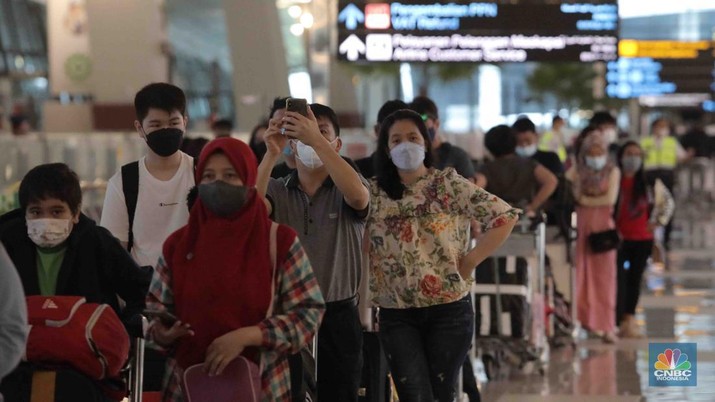 Calon penumpang mengantri check-in tiketin di Terminal 3 Bandara Soetta, Jakarta, Kamis, (28/4/2022). Empat hari jelang hari raya Idul Fitri, Bandara Soekarno Hatta dipadati pemudik sejak pagi. (CNBC Indonesia/Muhammad Sabki) Calon penumpang mengantri check-in tiketin di Terminal 3 Bandara Soetta, Jakarta, Kamis, (28/4/2022). Empat hari jelang hari raya Idul Fitri, Bandara Soekarno Hatta dipadati pemudik sejak pagi. (CNBC Indonesia/Muhammad Sabki)