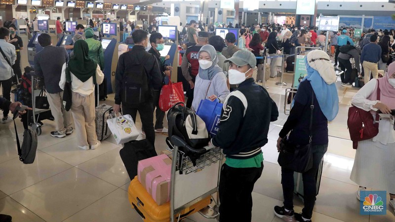 Calon penumpang mengantri check-in tiketin di Terminal 3 Bandara Soetta, Jakarta, Kamis, (28/4/2022). Empat hari jelang hari raya Idul Fitri, Bandara Soekarno Hatta dipadati pemudik sejak pagi. (CNBC Indonesia/Muhammad Sabki)