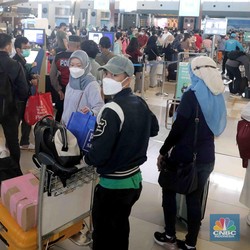 Mulai Ada Pengetatan Perjalanan, Bandara Tetap Ramai Orang