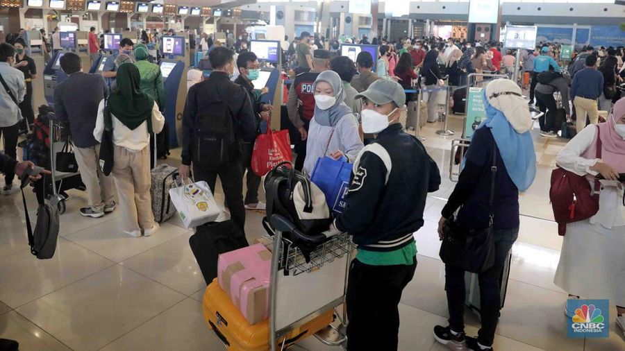 Calon penumpang mengantri check-in tiketin di Terminal 3 Bandara Soetta, Jakarta, Kamis, (28/4/2022). Empat hari jelang hari raya Idul Fitri, Bandara Soekarno Hatta dipadati pemudik sejak pagi. (CNBC Indonesia/Muhammad Sabki)