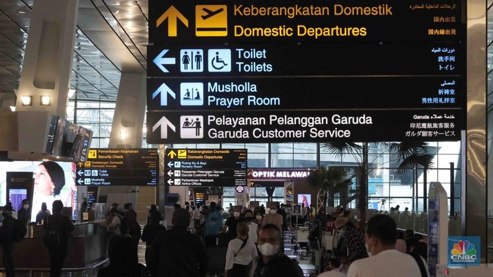 Calon penumpang mengantri check-in tiketin di Terminal 3 Bandara Soetta, Jakarta, Kamis, (28/4/2022). Empat hari jelang hari raya Idul Fitri, Bandara Soekarno Hatta dipadati pemudik sejak pagi. (CNBC Indonesia/Muhammad Sabki)