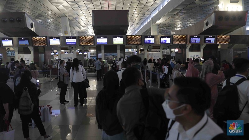 Calon penumpang mengantri check-in tiketin di Terminal 3 Bandara Soetta, Jakarta, Kamis, (28/4/2022). Empat hari jelang hari raya Idul Fitri, Bandara Soekarno Hatta dipadati pemudik sejak pagi. (CNBC Indonesia/Muhammad Sabki)