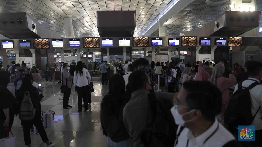 Calon penumpang mengantri check-in tiketin di Terminal 3 Bandara Soetta, Jakarta, Kamis, (28/4/2022). Empat hari jelang hari raya Idul Fitri, Bandara Soekarno Hatta dipadati pemudik sejak pagi. (վ/Muhammad Sabki)