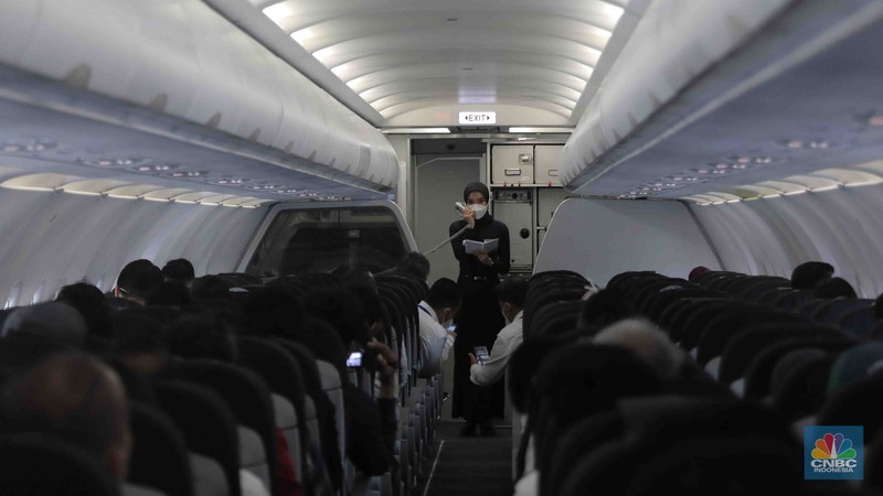 Menteri BUMN Erick Thohir dalam acar pelepasan penerbangan pesawat Pelita Air Service di Bandara Soekarno Hatta, Tangerang, Banten, Kamis (28/4/2022). (CNBC Indonesia/Muhammad Sabki) Menteri BUMN Erick Thohir dalam acar pelepasan penerbangan pesawat Pelita Air Service di Bandara Soekarno Hatta, Tangerang, Banten, Kamis (28/4/2022). (CNBC Indonesia/Muhammad Sabki)