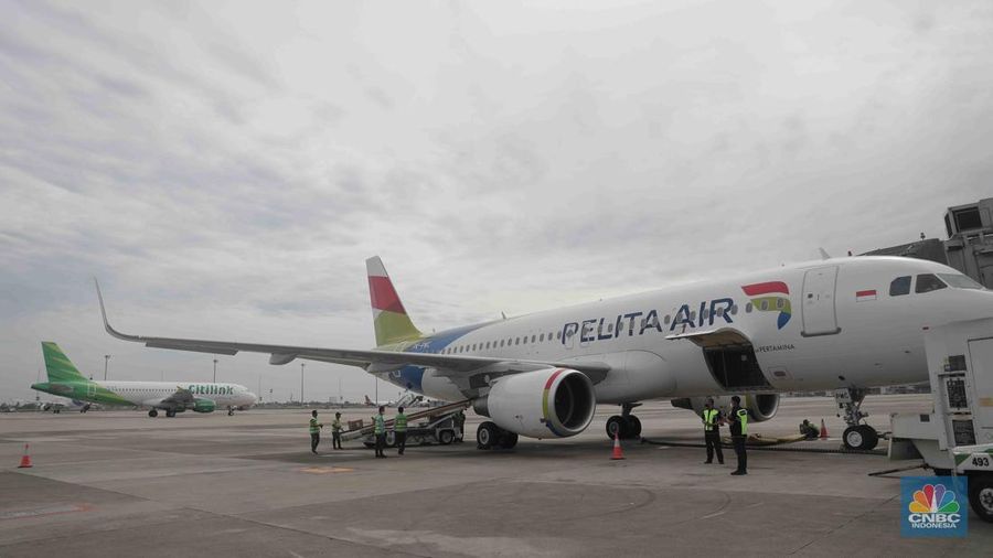 Calon penumpang pemberangkatan rute Jakarta- Bali di Bandara Soetta, Tangerang, Banten, Kamis 28/4. Maskapai Pelita Air Service (PAS) resmi melakukan penerbangan secara reguler mulai hari ini. (CNBC Indonesia/Muhammad Sabki)