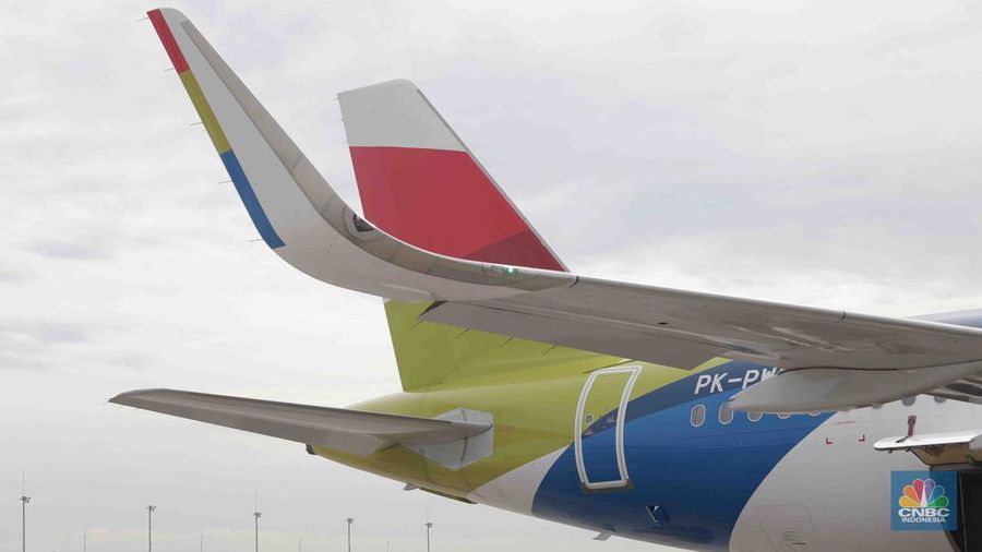 Calon penumpang pemberangkatan rute Jakarta- Bali di Bandara Soetta, Tangerang, Banten, Kamis 28/4. Maskapai Pelita Air Service (PAS) resmi melakukan penerbangan secara reguler mulai hari ini. (վ/Muhammad Sabki)