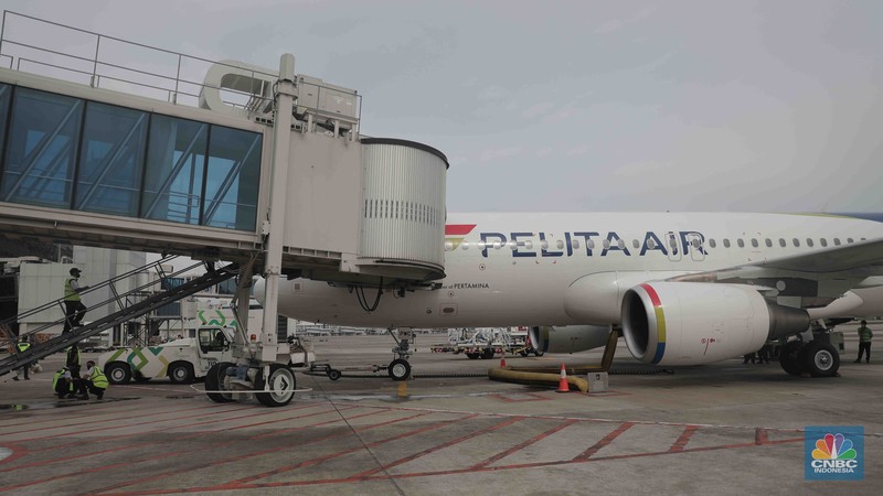 Menteri BUMN Erick Thohir dalam acar pelepasan penerbangan pesawat Pelita Air Service di Bandara Soekarno Hatta, Tangerang, Banten, Kamis (28/4/2022). (CNBC Indonesia/Muhammad Sabki) Menteri BUMN Erick Thohir dalam acar pelepasan penerbangan pesawat Pelita Air Service di Bandara Soekarno Hatta, Tangerang, Banten, Kamis (28/4/2022). (CNBC Indonesia/Muhammad Sabki)