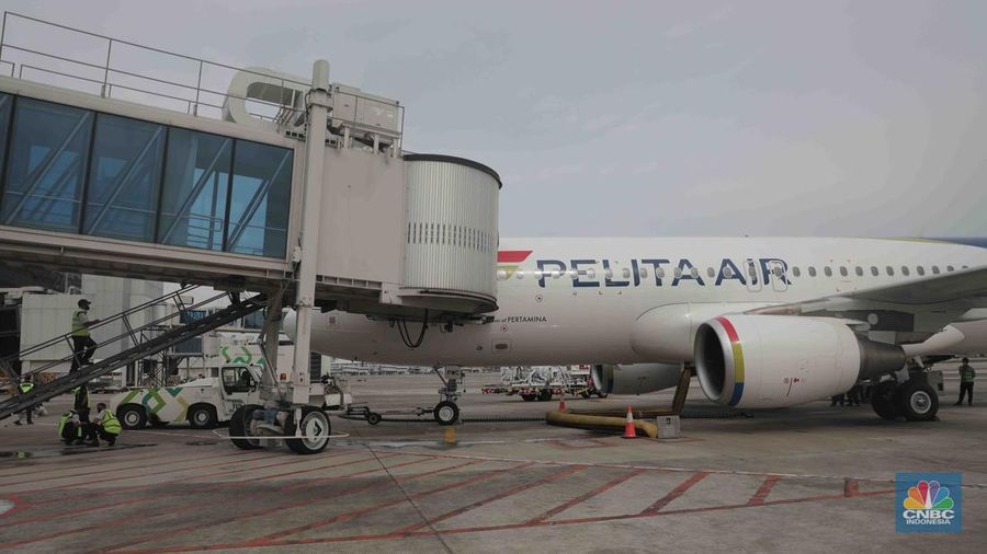 Calon penumpang pemberangkatan rute Jakarta- Bali di Bandara Soetta, Tangerang, Banten, Kamis 28/4. Maskapai Pelita Air Service (PAS) resmi melakukan penerbangan secara reguler mulai hari ini. (CNBC Indonesia/Muhammad Sabki)