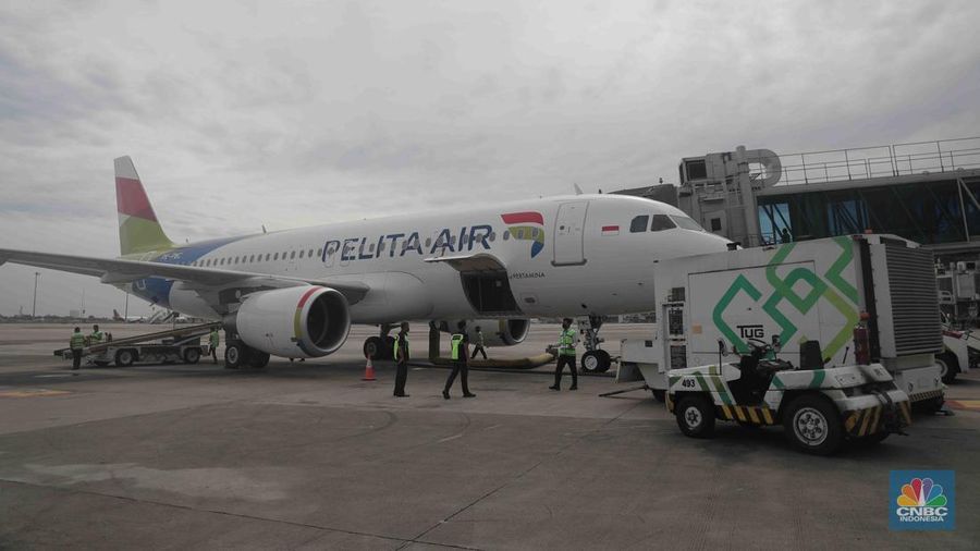 Calon penumpang pemberangkatan rute Jakarta- Bali di Bandara Soetta, Tangerang, Banten, Kamis 28/4. Maskapai Pelita Air Service (PAS) resmi melakukan penerbangan secara reguler mulai hari ini. (CNBC Indonesia/Muhammad Sabki)