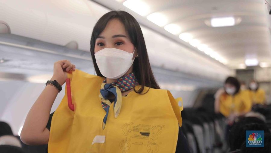 Calon penumpang pemberangkatan rute Jakarta- Bali di Bandara Soetta, Tangerang, Banten, Kamis 28/4. Maskapai Pelita Air Service (PAS) resmi melakukan penerbangan secara reguler mulai hari ini. (CNBC Indonesia/Muhammad Sabki)