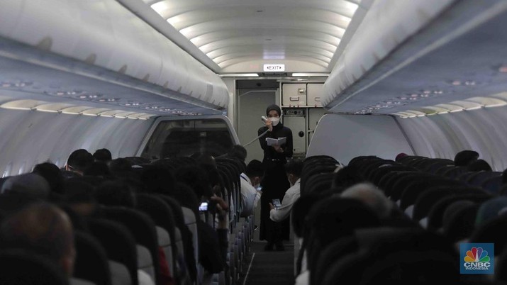 Calon penumpang pemberangkatan rute Jakarta- Bali di Bandara Soetta, Tangerang, Banten, Kamis 28/4. Maskapai Pelita Air Service (PAS) resmi melakukan penerbangan secara reguler mulai hari ini. (CNBC Indonesia/Muhammad Sabki) Calon penumpang pemberangkatan rute Jakarta- Bali di Bandara Soetta, Tangerang, Banten, Kamis 28/4. Maskapai Pelita Air Service (PAS) resmi melakukan penerbangan secara reguler mulai hari ini. (CNBC Indonesia/Muhammad Sabki)