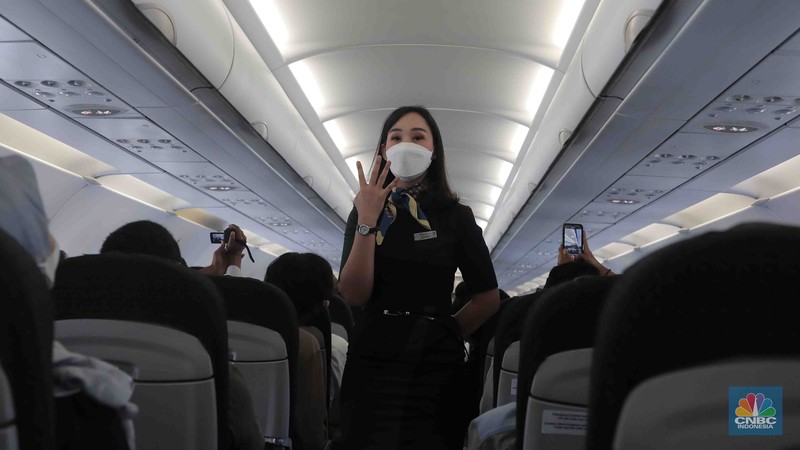 Menteri BUMN Erick Thohir dalam acar pelepasan penerbangan pesawat Pelita Air Service di Bandara Soekarno Hatta, Tangerang, Banten, Kamis (28/4/2022). (CNBC Indonesia/Muhammad Sabki) Menteri BUMN Erick Thohir dalam acar pelepasan penerbangan pesawat Pelita Air Service di Bandara Soekarno Hatta, Tangerang, Banten, Kamis (28/4/2022). (CNBC Indonesia/Muhammad Sabki)