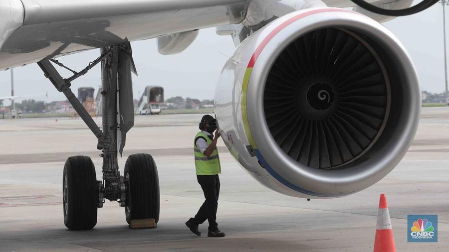 Calon penumpang pemberangkatan rute Jakarta- Bali di Bandara Soetta, Tangerang, Banten, Kamis 28/4. Maskapai Pelita Air Service (PAS) resmi melakukan penerbangan secara reguler mulai hari ini. (CNBC Indonesia/Muhammad Sabki)