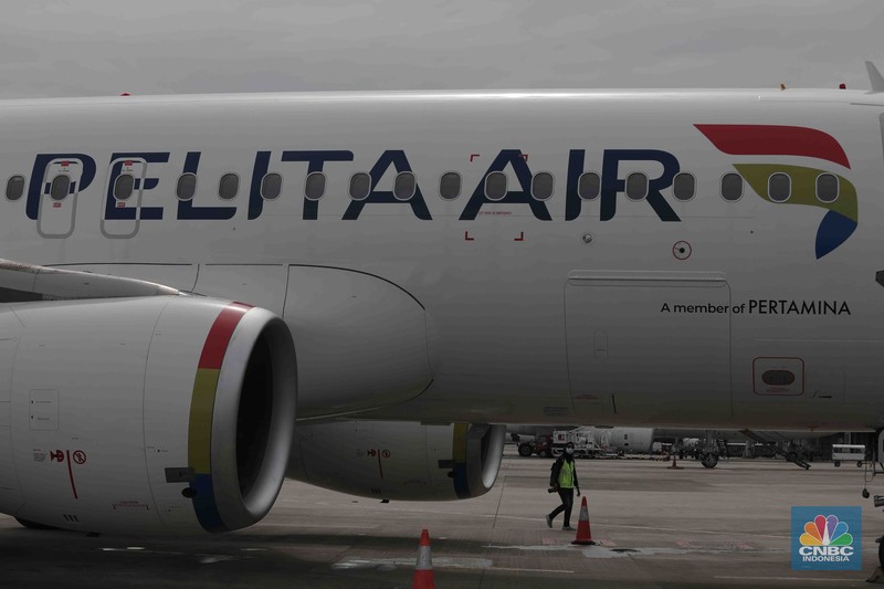Menteri BUMN Erick Thohir dalam acar pelepasan penerbangan pesawat Pelita Air Service di Bandara Soekarno Hatta, Tangerang, Banten, Kamis (28/4/2022). (CNBC Indonesia/Muhammad Sabki) Menteri BUMN Erick Thohir dalam acar pelepasan penerbangan pesawat Pelita Air Service di Bandara Soekarno Hatta, Tangerang, Banten, Kamis (28/4/2022). (CNBC Indonesia/Muhammad Sabki)