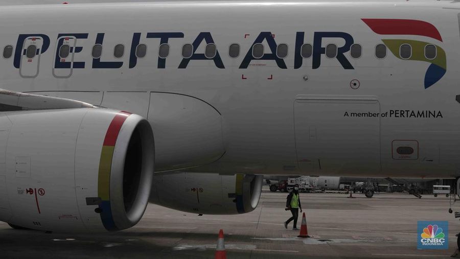 Calon penumpang pemberangkatan rute Jakarta- Bali di Bandara Soetta, Tangerang, Banten, Kamis 28/4. Maskapai Pelita Air Service (PAS) resmi melakukan penerbangan secara reguler mulai hari ini. (CNBC Indonesia/Muhammad Sabki)