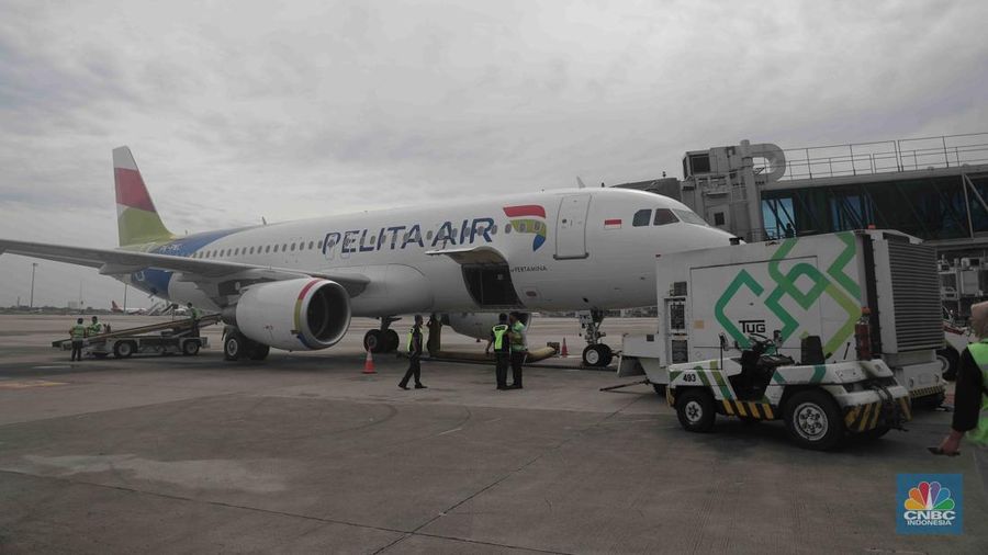 Calon penumpang pemberangkatan rute Jakarta- Bali di Bandara Soetta, Tangerang, Banten, Kamis 28/4. Maskapai Pelita Air Service (PAS) resmi melakukan penerbangan secara reguler mulai hari ini. (CNBC Indonesia/Muhammad Sabki)