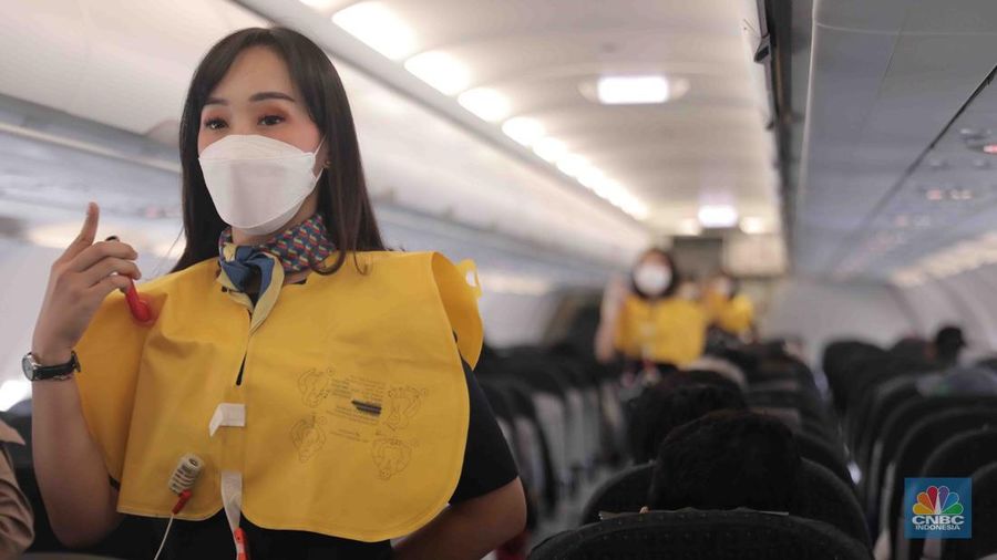 Calon penumpang pemberangkatan rute Jakarta- Bali di Bandara Soetta, Tangerang, Banten, Kamis 28/4. Maskapai Pelita Air Service (PAS) resmi melakukan penerbangan secara reguler mulai hari ini. (CNBC Indonesia/Muhammad Sabki)