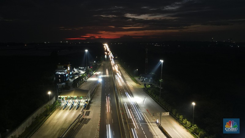 Foto udara menunjukkan kemacetan kendaraan di Gerbang Tol Cikampek Utama 2, Kebupaten Purwakarta, Jawa Barat, Kamis (28/4/2022). (CNBC Indonesia/Andrean Kristianto)
