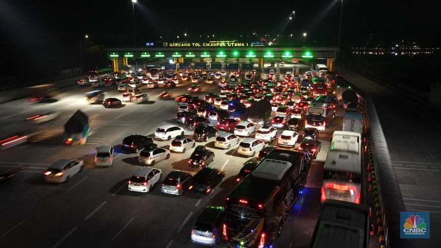 Foto udara menunjukkan kemacetan kendaraan di Gerbang Tol Cikampek Utama 2, Kebupaten Purwakarta, Jawa Barat, Kamis (28/4/2022). (վ/Andrean Kristianto)