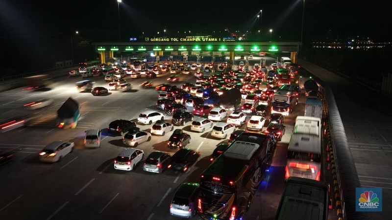 Foto udara menunjukkan kemacetan kendaraan di Gerbang Tol Cikampek Utama 2, Kebupaten Purwakarta, Jawa Barat, Kamis (28/4/2022). (CNBC Indonesia/Andrean Kristianto)
