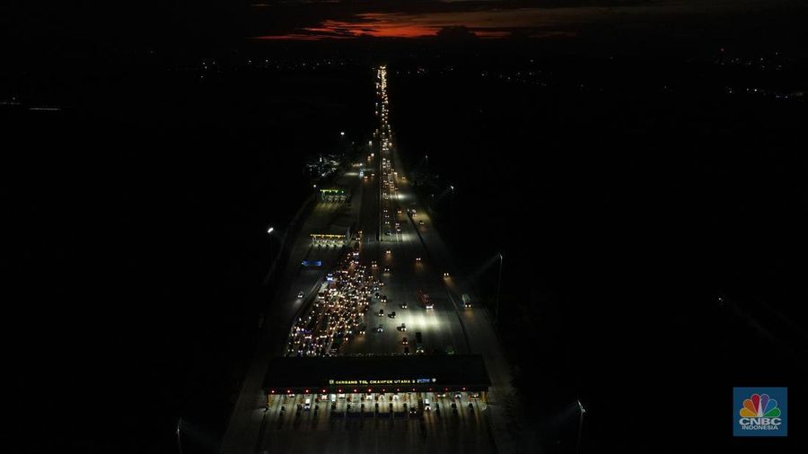 Foto udara menunjukkan kemacetan kendaraan di Gerbang Tol Cikampek Utama 2, Kebupaten Purwakarta, Jawa Barat, Kamis (28/4/2022). (CNBC Indonesia/Andrean Kristianto)