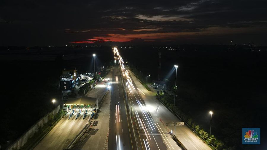 Foto udara menunjukkan kemacetan kendaraan di Gerbang Tol Cikampek Utama 2, Kebupaten Purwakarta, Jawa Barat, Kamis (28/4/2022). (CNBC Indonesia/Andrean Kristianto)