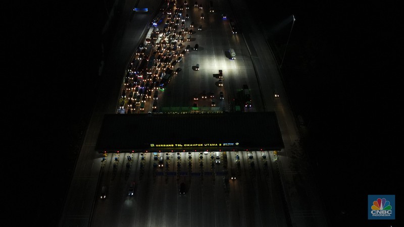Foto udara menunjukkan kemacetan kendaraan di Gerbang Tol Cikampek Utama 2, Kebupaten Purwakarta, Jawa Barat, Kamis (28/4/2022). (CNBC Indonesia/Andrean Kristianto)