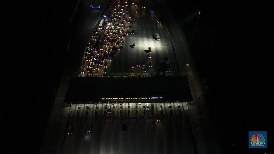Foto udara menunjukkan kemacetan kendaraan di Gerbang Tol Cikampek Utama 2, Kebupaten Purwakarta, Jawa Barat, Kamis (28/4/2022). (CNBC Indonesia/Andrean Kristianto)