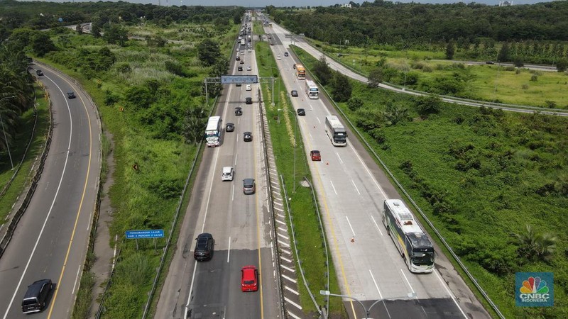 Foto udara suasan lengang Gerbang Tol Cikampek Utama, Kabupaten Purwakarta, Jawa Barat, Kamis (28/4/2022). (CNBC Indonesia/Andrean Kristianto)