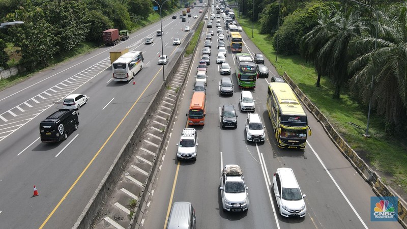 Foto udara suasan lengang Gerbang Tol Cikampek Utama, Kabupaten Purwakarta, Jawa Barat, Kamis (28/4/2022). (CNBC Indonesia/Andrean Kristianto)
