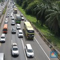 One Way Mudik Berakhir, Kendaraan Menumpuk di Tol Japek