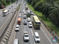 One Way Mudik Berakhir, Kendaraan Menumpuk di Tol Japek