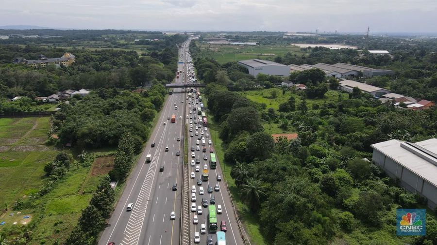 Foto udara menunjukkan kemacetan kendaraan di km 71- km 72 Tol Cikampek, Kebupaten Purwakarta, Jawa Barat, Kamis (28/4/2022). (CNBC Indonesia/Andrean Kristianto)