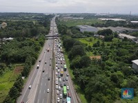 Puncak Mudik Tiba, Tol Jakarta - Cikampek Padat Merayap