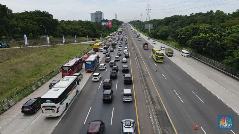 Foto udara mobil berjalan perlahan di KM 48 Jalam Tol Jakarta-Cikampek, Jawa Barat, Kamis (28/4/2022). (CNBC Indonesia/Andrean Kristianto)
