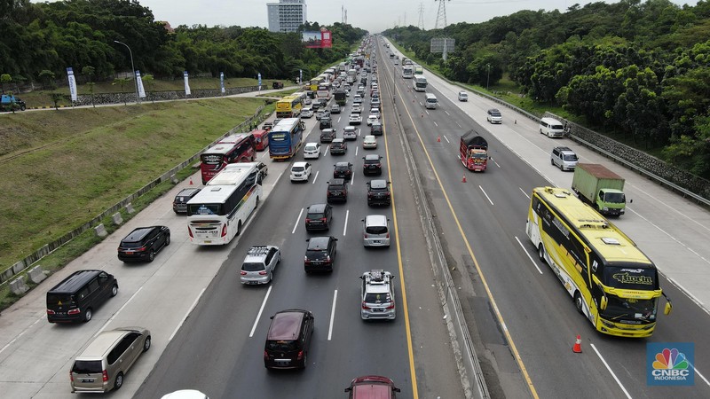 Foto udara mobil berjalan perlahan di KM 48 Jalam Tol Jakarta-Cikampek, Jawa Barat, Kamis (28/4/2022). (CNBC Indonesia/Andrean Kristianto)