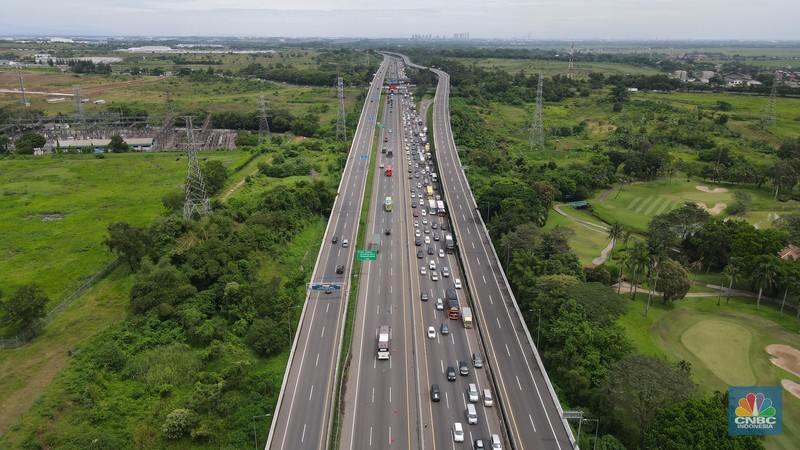 Foto udara mobil berjalan perlahan di KM 48 Jalam Tol Jakarta-Cikampek, Jawa Barat, Kamis (28/4/2022). (CNBC Indonesia/Andrean Kristianto)