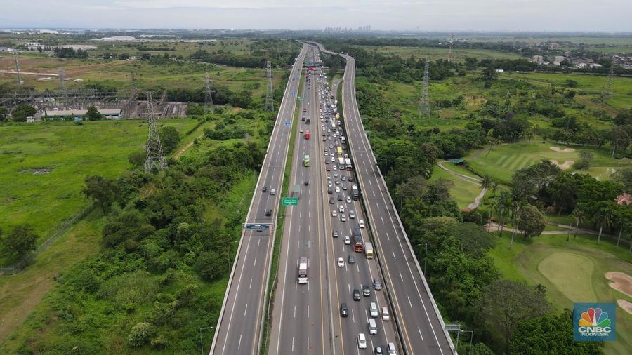 Foto udara mobil berjalan perlahan di KM 48 Jalam Tol Jakarta-Cikampek, Jawa Barat, Kamis (28/4/2022). (CNBC Indonesia/Andrean Kristianto)