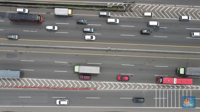 Foto udara mobil berjalan perlahan di KM 48 Jalam Tol Jakarta-Cikampek, Jawa Barat, Kamis (28/4/2022). (CNBC Indonesia/Andrean Kristianto)