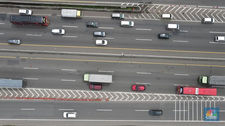 Foto udara mobil berjalan perlahan di KM 48 Jalam Tol Jakarta-Cikampek, Jawa Barat, Kamis (28/4/2022). (CNBC Indonesia/Andrean Kristianto)