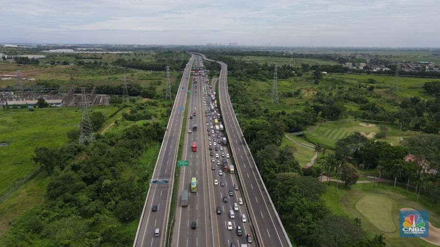 Foto udara mobil berjalan perlahan di KM 48 Jalam Tol Jakarta-Cikampek, Jawa Barat, Kamis (28/4/2022). (CNBC Indonesia/Andrean Kristianto)