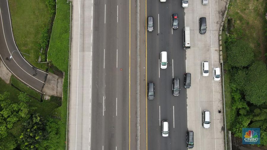 Foto udara mobil berjalan perlahan di KM 48 Jalam Tol Jakarta-Cikampek, Jawa Barat, Kamis (28/4/2022). (CNBC Indonesia/Andrean Kristianto)