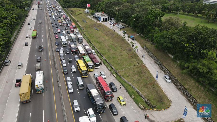 Foto udara mobil berjalan perlahan di KM 48 Jalam Tol Jakarta-Cikampek, Jawa Barat, Kamis (28/4/2022). (CNBC Indonesia/Andrean Kristianto)
