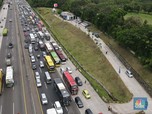 Makin Padat, Muncul Fenomena Mobil 'Parkir' di KM 47 Cikampek