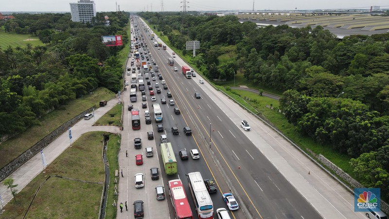 Foto udara mobil berjalan perlahan di KM 48 Jalam Tol Jakarta-Cikampek, Jawa Barat, Kamis (28/4/2022). (CNBC Indonesia/Andrean Kristianto)